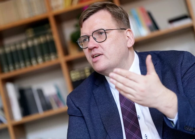 "Lai premjers pārbauda sava kabineta atvilktnes!" Pūce sniedz padomu Kulbergam