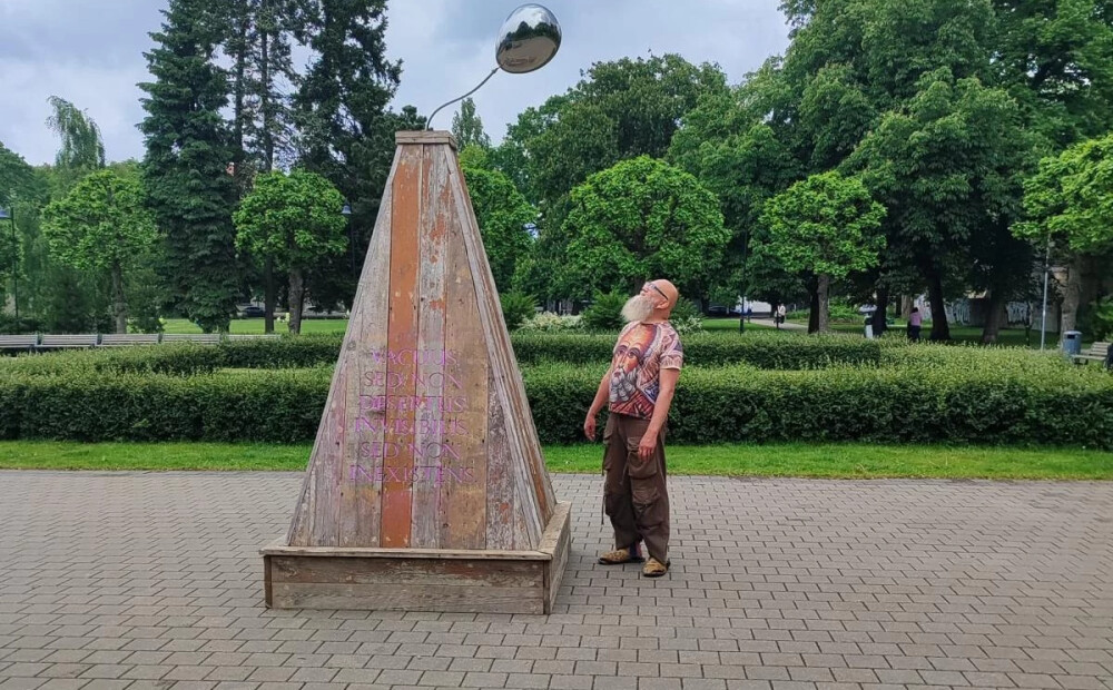 Ziedoņdārzā klusi uzradies neparasts objekts