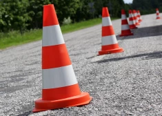 Kuldīgas novadā atjauno segumu, darbi ilgs līdz jūlija beigām