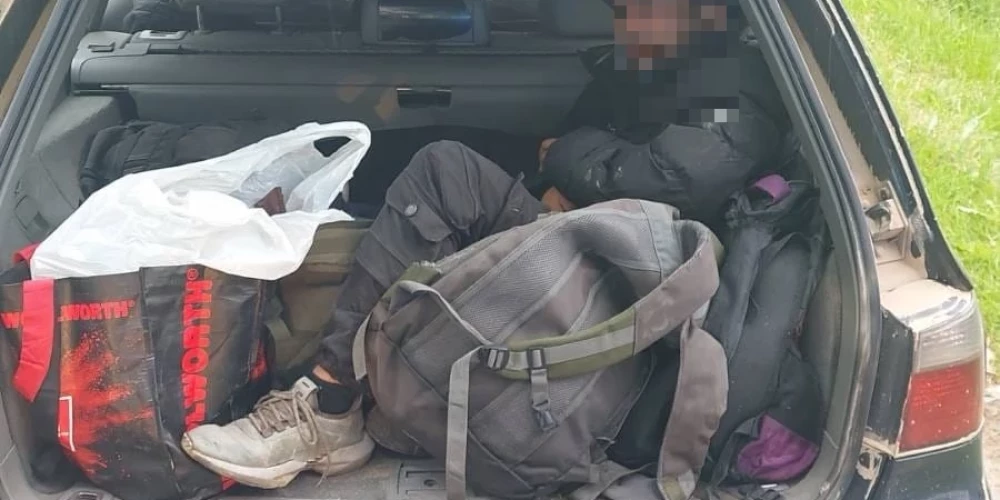 Nedēļas nogalē par nelikumīgi valsts robežu šķērsojušu personu pārvadāšanu aizturētas četras personas. 