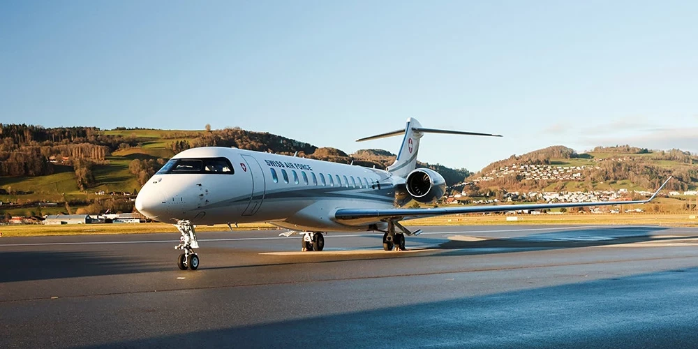 Maskavas Vnukovas lidostā stāv 75 miljonus dolāru vērta "Bombardier Global" 7500 lidmašīna.