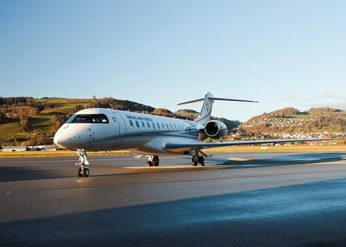Maskavas Vnukovas lidostā stāv 75 miljonus dolāru vērta "Bombardier Global" 7500 lidmašīna.