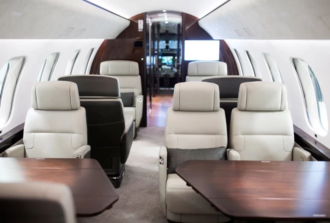 Biznesa klases "Bombardier Global" 7500 lidmašīnas salons. Tajā atrodas arī divguļamā gulta un karsta duša.