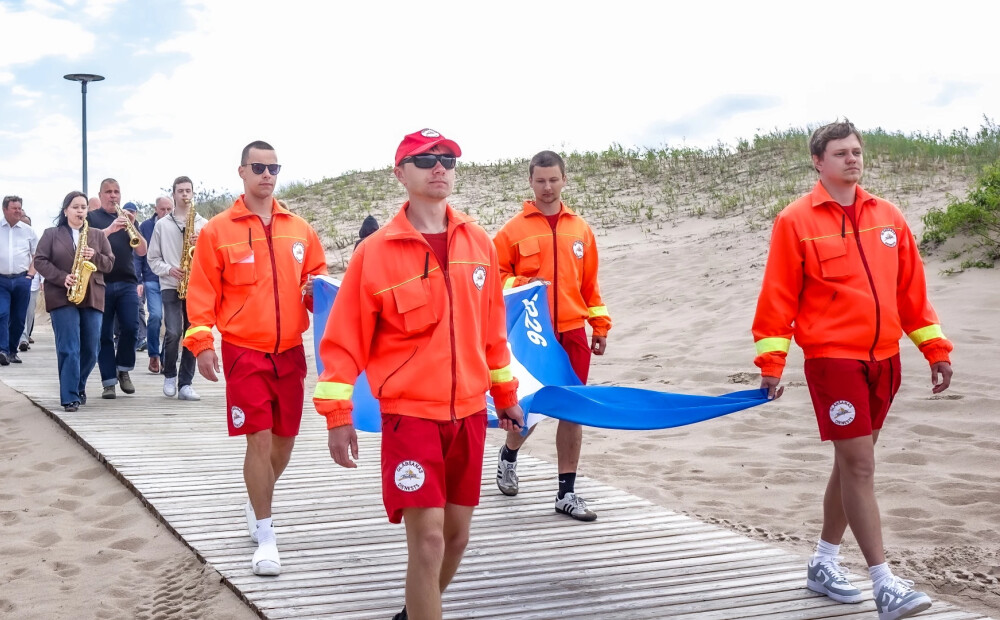 Ventspils pludmalē jau 28. reizi pacelts Zilais karogs