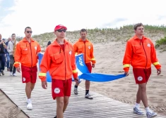 Ventspils pludmalē jau 28. reizi pacelts Zilais karogs