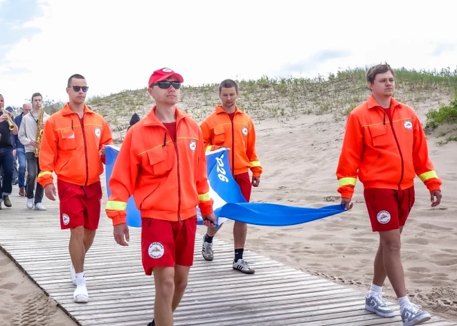 Ventspils pludmalē jau 28. reizi pacelts Zilais karogs