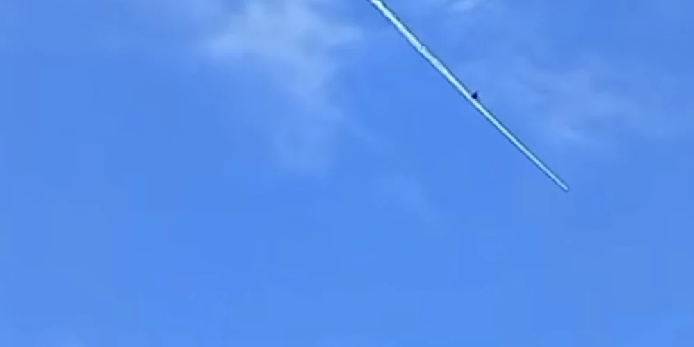 Fiksēts brīdis, kad sabiedroto iznīcinātāji notriec dronu Latvijas gaisa telpā. 