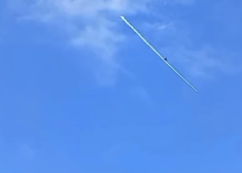 Fiksēts brīdis, kad sabiedroto iznīcinātāji notriec dronu Latvijas gaisa telpā.