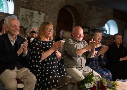 Ar krāšņu koncertu Mazajā Mežotnes pilī nosvinēta komponista Pētera Vaska jubileja. 