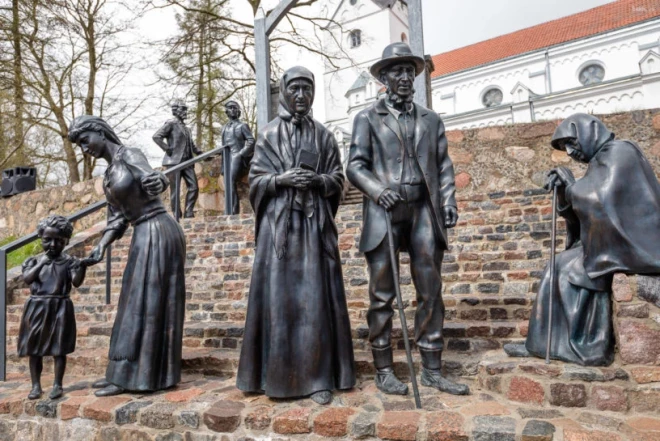 Latviešu izpratni par baznīcas dreskodu lielā mērā veidojusi ikoniskā Jaņa Rozentāla glezna “No baznīcas”, kuras tēli bronzā atlieti mūs jau piekto gadu sagaida pie Saldus luterāņu baznīcas.