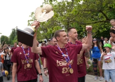 VIDEO: "Lielā svinēšana vēl nav bijusi!" Rīgā sagaidīti pasaules čempioni 3x3 basketbolā