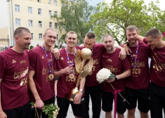 ФОТО: Латвия празднует золото! Сотни людей встретили чемпионов мира по баскетболу 3x3