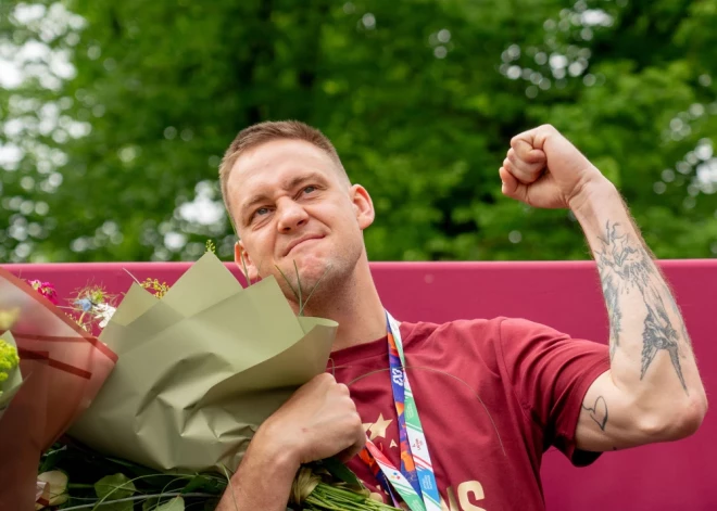 Latvijas 3x3 basketbola izlase pēc izcīnītā zelta tiek sagaidīta Rīgā. 
