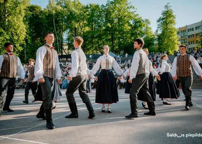 Krāšņi aizvadīti deju kopas “Bandava” deju svētki un 40 gadu jubileja