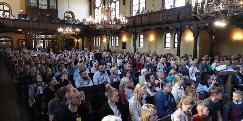 Sākoties tveicīgajam vasaras laikam, luterāņu vidi sapurinājis jautājums, cik atkailinātiem ticīgie drīkst parādīties Dieva templī.
