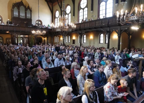 Sākoties tveicīgajam vasaras laikam, luterāņu vidi sapurinājis jautājums, cik atkailinātiem ticīgie drīkst parādīties Dieva templī.