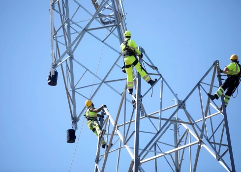 Iespējama dronu apdraudējuma dēļ elektroapgāde tīklā netiek atslēgta, uzsver Sadales tīkls.