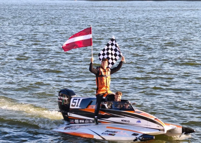 Latvijas ūdensmotosportistam Slakterim spoža debija F-4 čempionātā