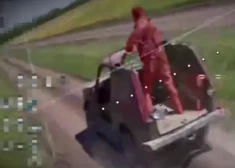 VIDEO: Ukrainas aizstāvji efektīvi izmanto vidēja trieciena dronus, lai uzbruktu krievu okupantiem