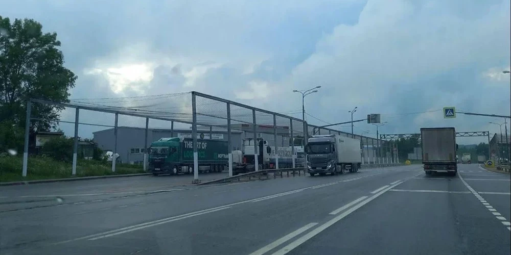 Aizsargkonstrukcijas tiek uzstādītas kravas automašīnu stāvvietās.