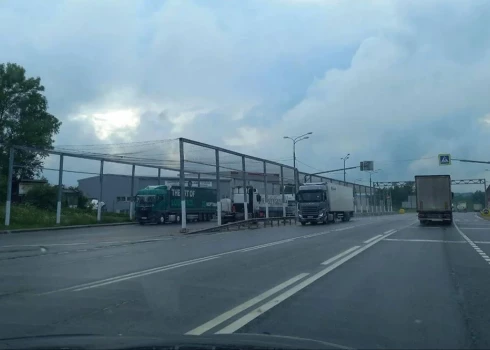 Aizsargkonstrukcijas tiek uzstādītas kravas automašīnu stāvvietās.