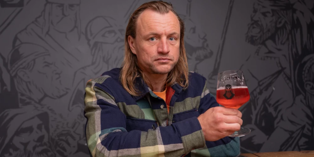 "Es domāju, ka mēs dažkārt radām iespaidu, ka visas receptes esam atraduši kādā mistiskā Krišjāņa Barona slepenajā krātuvē. Tā nav. Ļoti bieži mēs vienkārši paņemam Latvijas ārstniecības augu tradīciju un ievietojam to alus pasaulē. Un šeit Latvija ir ļoti interesanta vieta," saka viens no "Labieša" saimniekiem Reinis Pļaviņš.