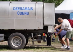 Cik daudz ūdens dienā jāizdzer, lai neveidotos nierakmeņi: dietologi sniedz skaidru atbildi
