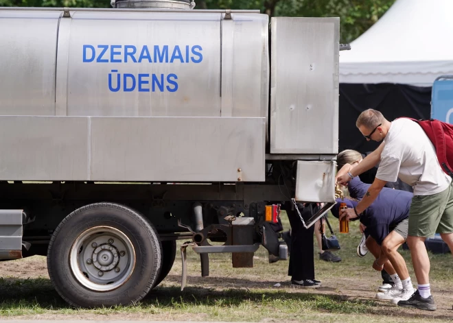 Cik daudz ūdens dienā jāizdzer, lai neveidotos nierakmeņi: dietologi sniedz skaidru atbildi