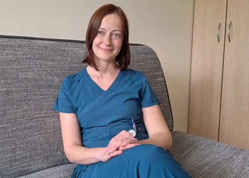 Vecmāte Alina Lomaņņikova atzīst, ka šis darbs nepārtraukti rosina profesionāli pilnveidoties. 