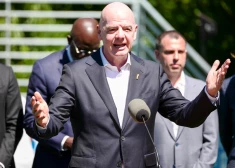 Francijas futbola leģenda Mišels Platinī iesūdzējis tiesā FIFA prezidentu Infantino