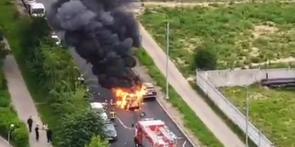 Balašihā sprādzienā cietusī BMW X3 automašīna pēc detonācijas nodega.