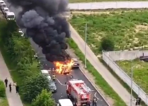 Balašihā sprādzienā cietusī BMW X3 automašīna pēc detonācijas nodega.