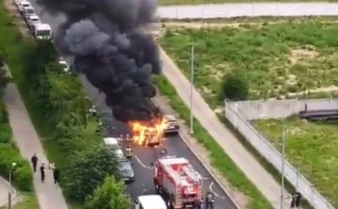 Balašihā sprādzienā cietusī BMW X3 automašīna pēc detonācijas nodega.