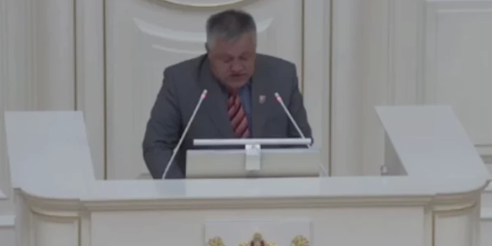 Krievijas politiķis Viktors Perovs savas uzrunas laikā, kad viņam atslēdza mikrofonu.