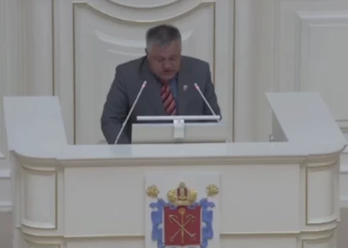 Krievijas politiķis Viktors Perovs savas uzrunas laikā, kad viņam atslēdza mikrofonu.