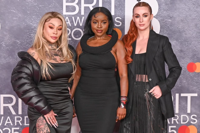 Mutja Buena, Keiša Bjūkanana un Šabona Donagija “Brit Awards” ceremonijas vakarā 2025. gadā martā.
