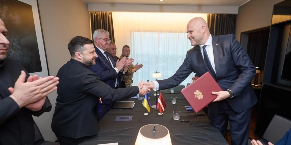 Ministru prezidents Andris Kulbergs un Ukrainas prezidents Volodimirs Zelenskis paraksta abu valstu vienošanos par visaptverošu sadarbību aizsardzības jomā.