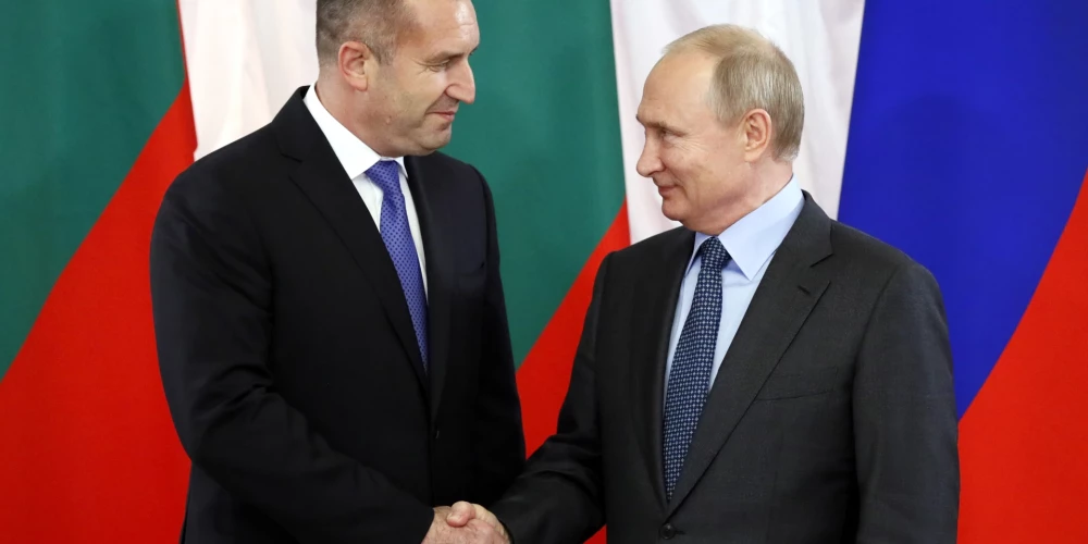 Bulgārijas premjerministrs Rumens Radevs (pa kreisi) bija valsts prezidents no 2017. līdz 2026. gadam un pazīstams kā prokremlisks Eiropas Savienības kritizētājs.