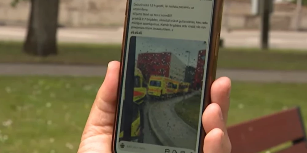 Neatliekamās medicīniskās palīdzības dienesta (NMPD) brigāžu sastrēgums pie Stradiņa slimnīcas (ekrānuzņēmums no video)