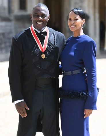Idriss Elba ar sievu Sabrinu Vindzoras pilī šā gada 2. jūnijā, kur viņam svinīgā ceremonijā piešķīra bruņinieka titulu. Pēc ceremonijas viņš oficiāli ieguva tiesības lietot titulu sers Idriss Elba, bet viņa kundze kļuva par lēdiju Sabrinu.