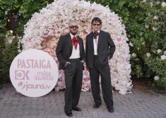 Kašers ir kopā ar jaunu partneri. Muzikālu!