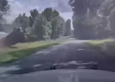 Tēvs ar maziem bērniem ASV milzu ātrumā bēg no policijas, avārijas brīdī zīdainis izlido pa logu. Drāma beidzas ar brīnumu. VIDEO