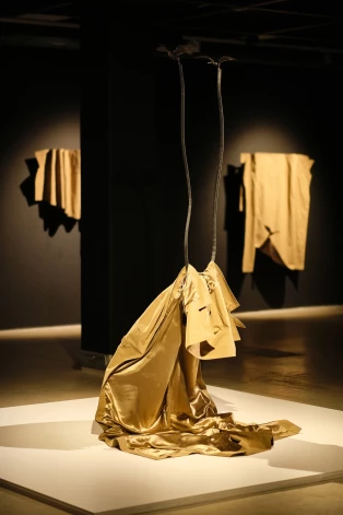 MAREUNROL’S, “Sagurušais skaistums”, 2023. Audums, metāls, koks, 170 × 275 cm.