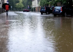 Autovadītājus brīdina: lietavu dēļ uz ceļiem var veidoties izskalojumi