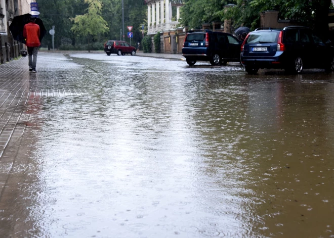 Autovadītājus brīdina: lietavu dēļ uz ceļiem var veidoties izskalojumi
