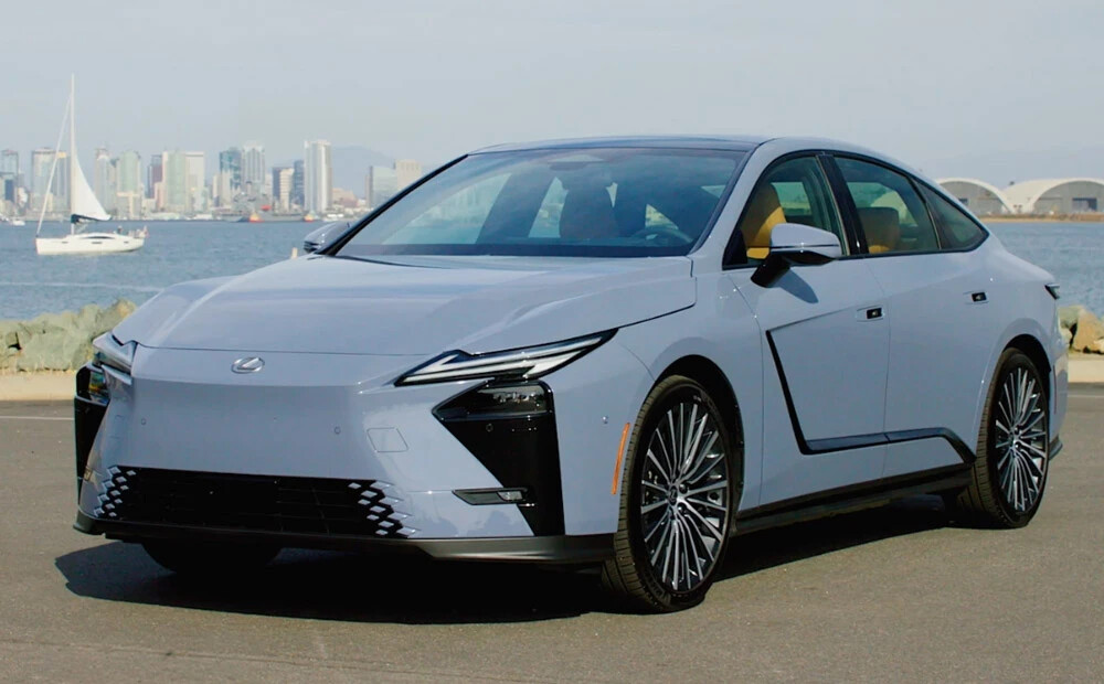 Elektrisku vai pa pusei? Pirmais brauciens ar jauno Lexus ES