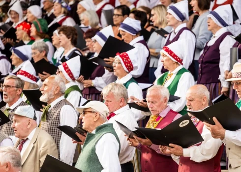 Ventspils novada Popē sadziedāsies Latvijas senioru kori.