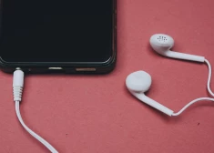 Nogurums no “AirPods”? Nostalģija? Kāpēc cilvēki atkal izvēlas austiņas ar vadu?