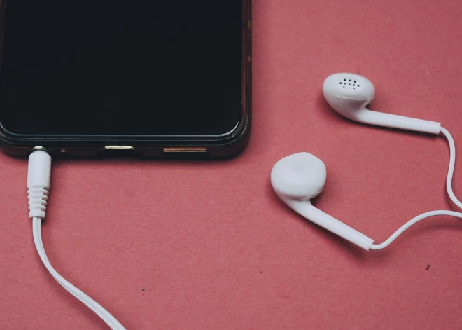 Nogurums no “AirPods”? Nostalģija? Kāpēc cilvēki atkal izvēlas austiņas ar vadu?