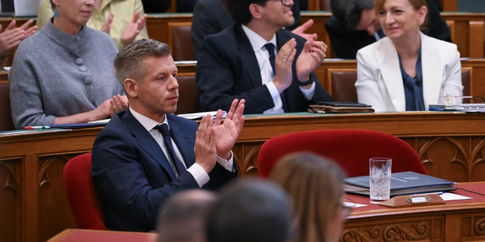 Петер Мадьяр (внизу) на заседании венгерского парламента.